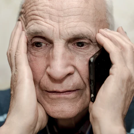 Ein verzweifelter Mann am Telefon