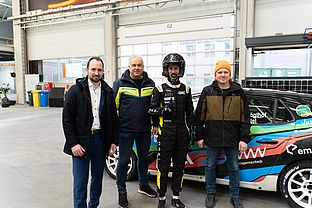 vlnr: Markus Auer, Generaldirektor der VKB, Markus Zeppetzauer, Bereichsleiter Energiekonzepte eww Gruppe, Luca Pröglhöf, E-Rallye Pilot, Klaus Pichlbauer, Eigentümer Innovametall GmbH  (© VKB/Pischinger)